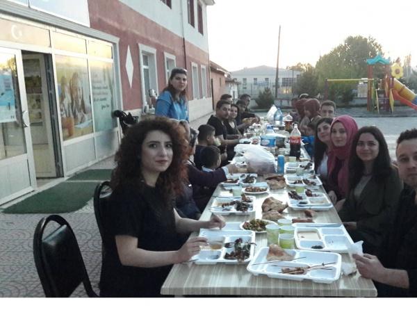 Okulumuz öğretmenleri ve yakınlarının katılımıyla okulumuzda iftar programı düzenlendi.