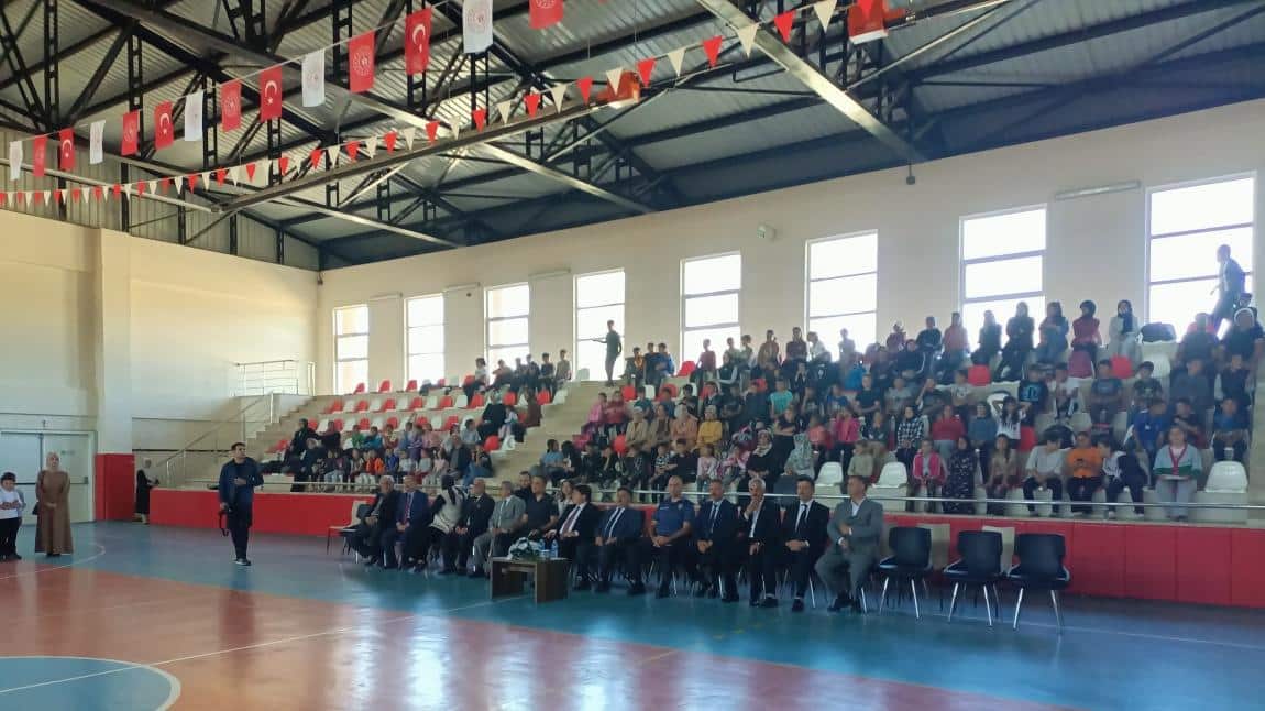 Sayın Yeşilyurt Kaymakamı Murathan. CEBECİ. Sulusaray belediye başkanı Necmettin CORUK ve tüm yöneticilerimizin katılımıyla fatih ilkokulu ve ortaokulunun hazırlamış olduğu ilköğretim haftası kutlanmıştır.